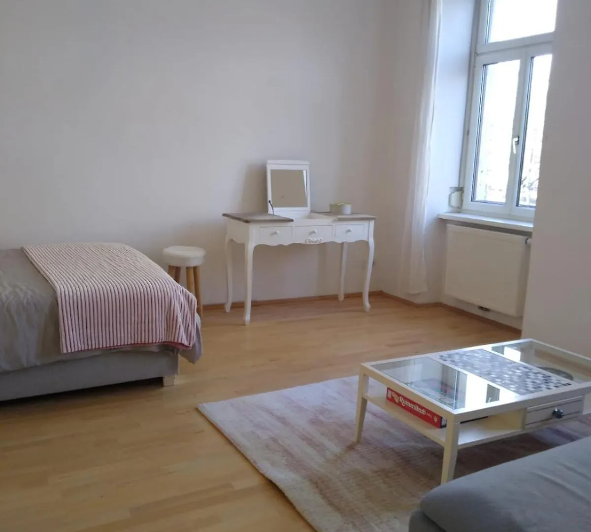 Apartment With 2 Bedrooms And A Small Living Room Vienna